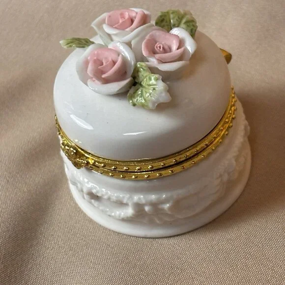 Vintage Tiny Hinged White Porcelain Crafted Roses Trinket Ring Box B45 - Picture 4 of 4
